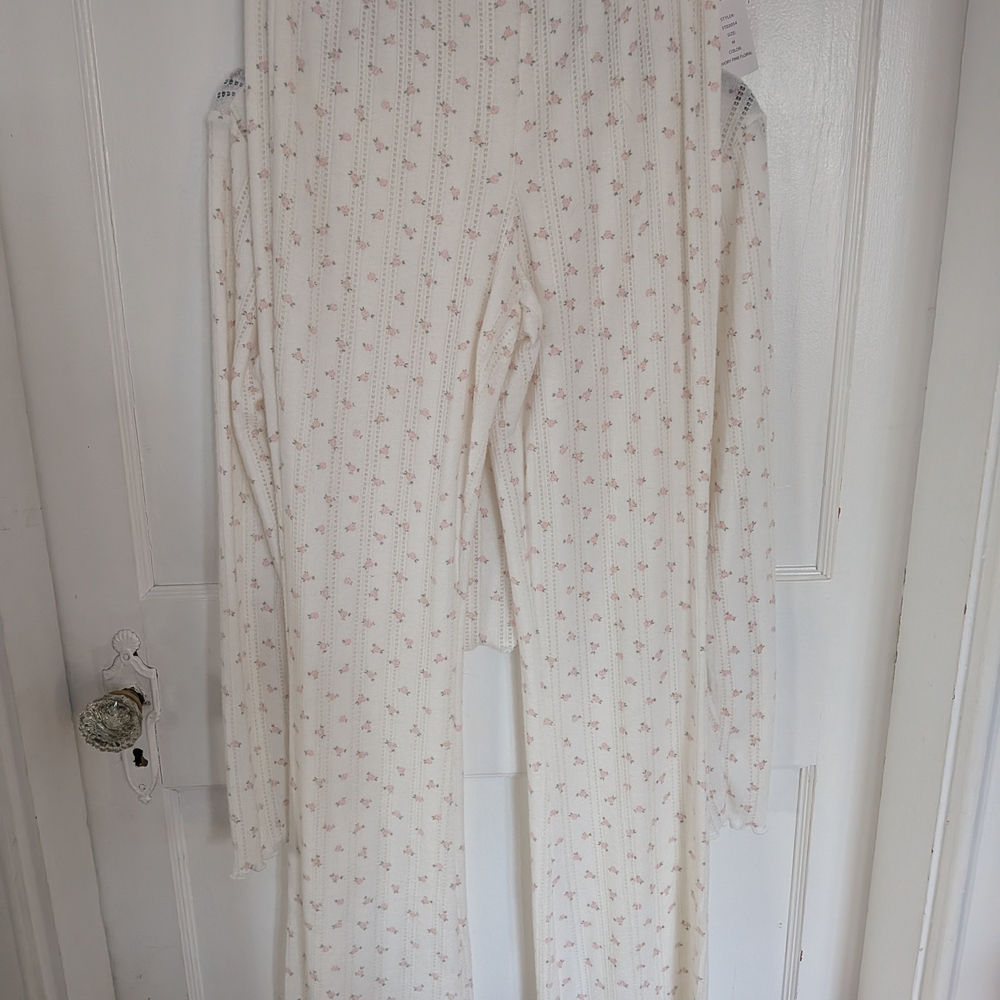 Pink Rose Floral Two-Piece Set with Scrunchie NWT - Picture 7 of 11